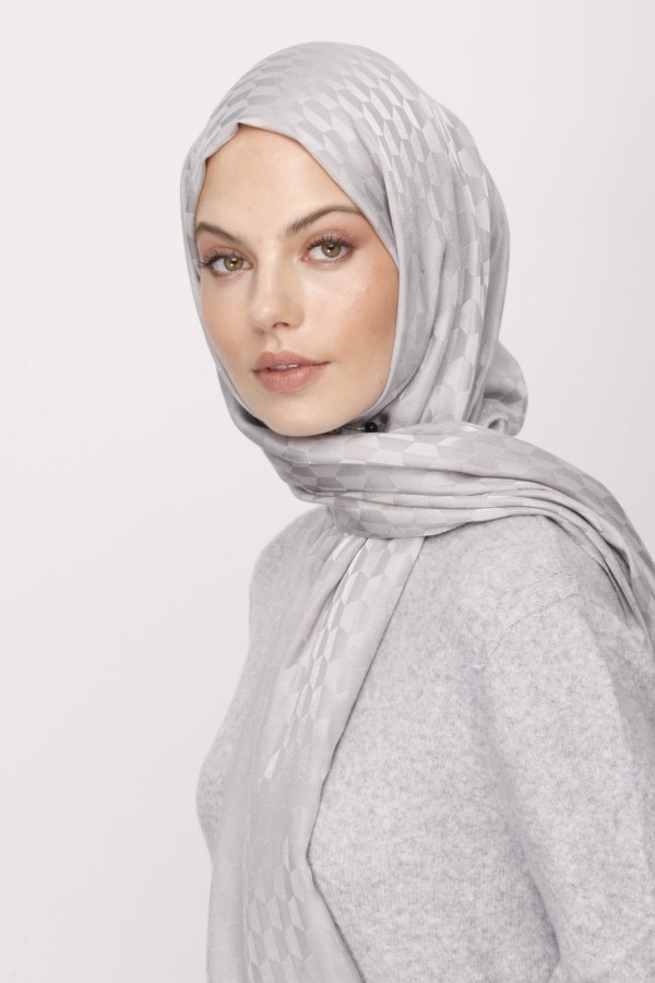 GÜMÜŞ GRİ QOZA DESEN İPEKSİ JAKAR ŞAL - VALORSCARF (1)