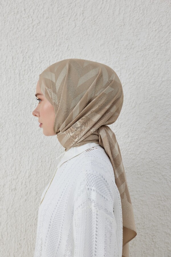 KUM BEJİ BALIKSIRTI DESEN JAKAR ŞAL - VALORSCARF (1)